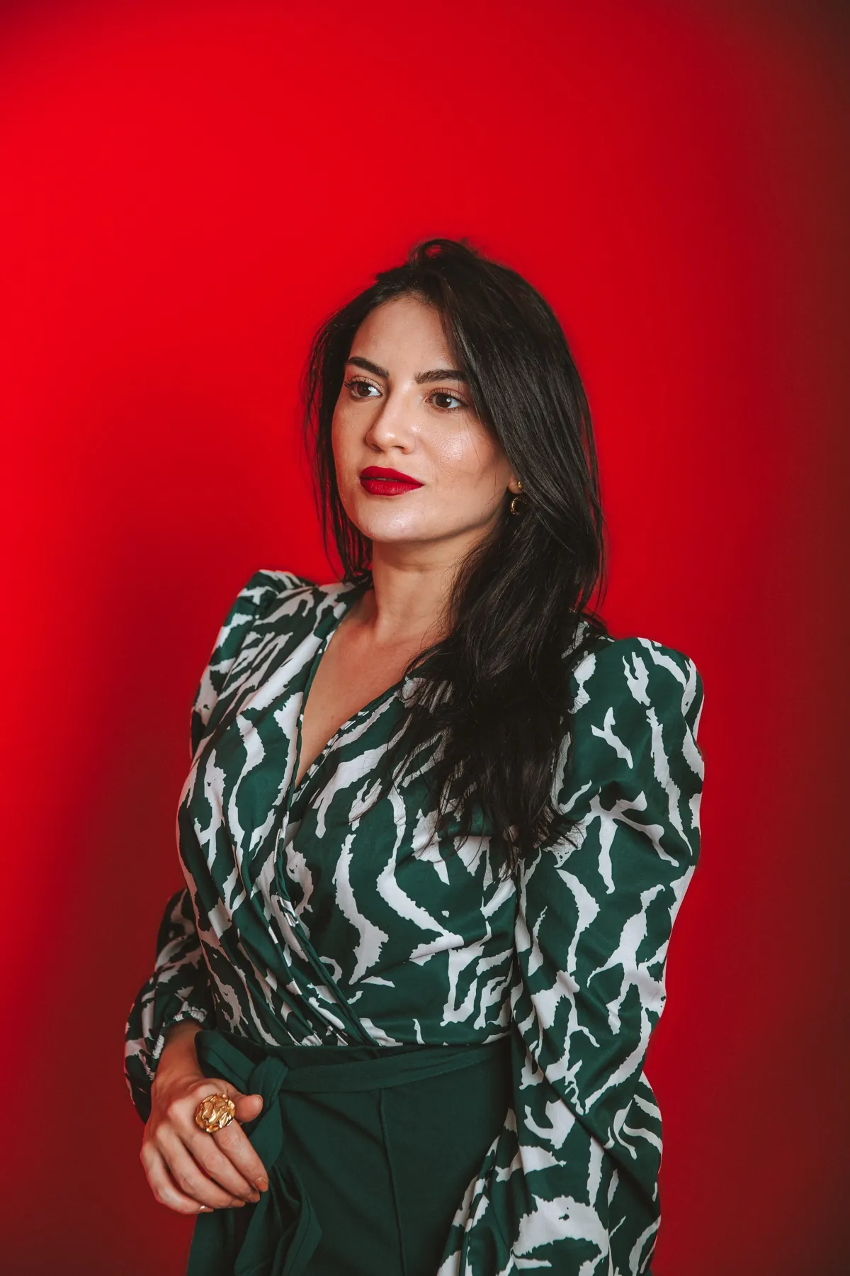 Kamila Santos, designer de marcas, em fundo vermelho